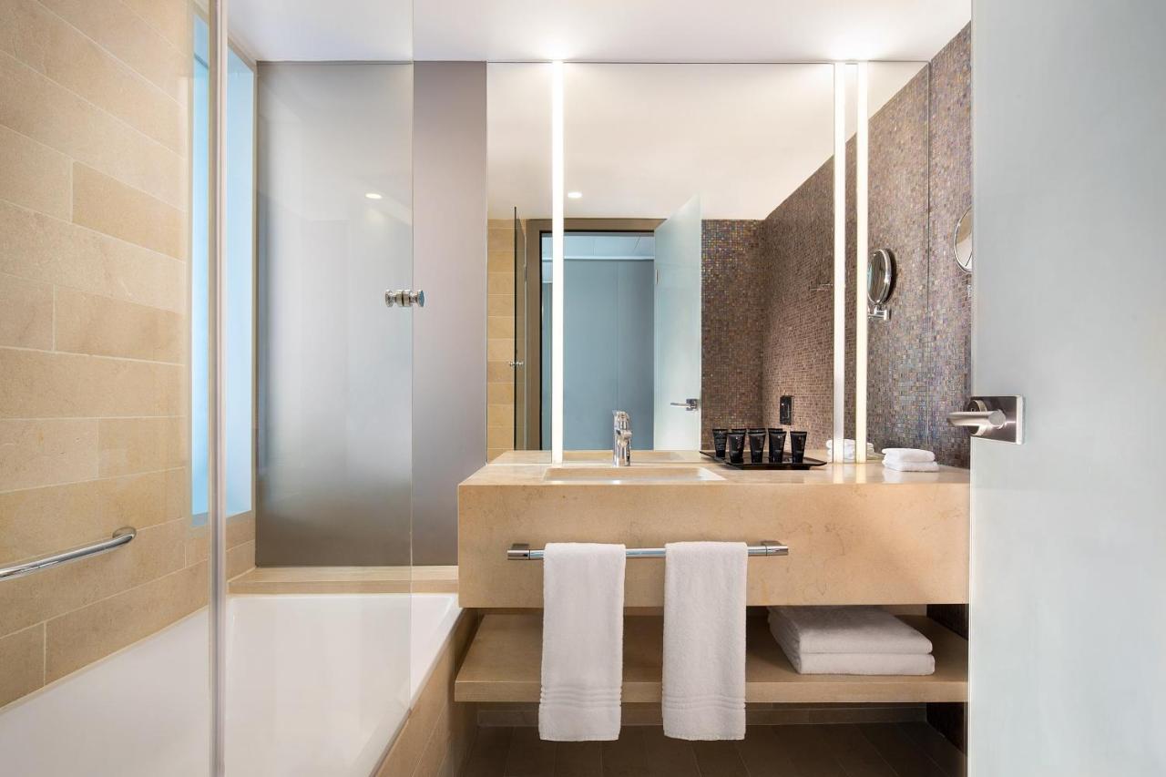 Premium Queen Room Sea View Mid Floor
