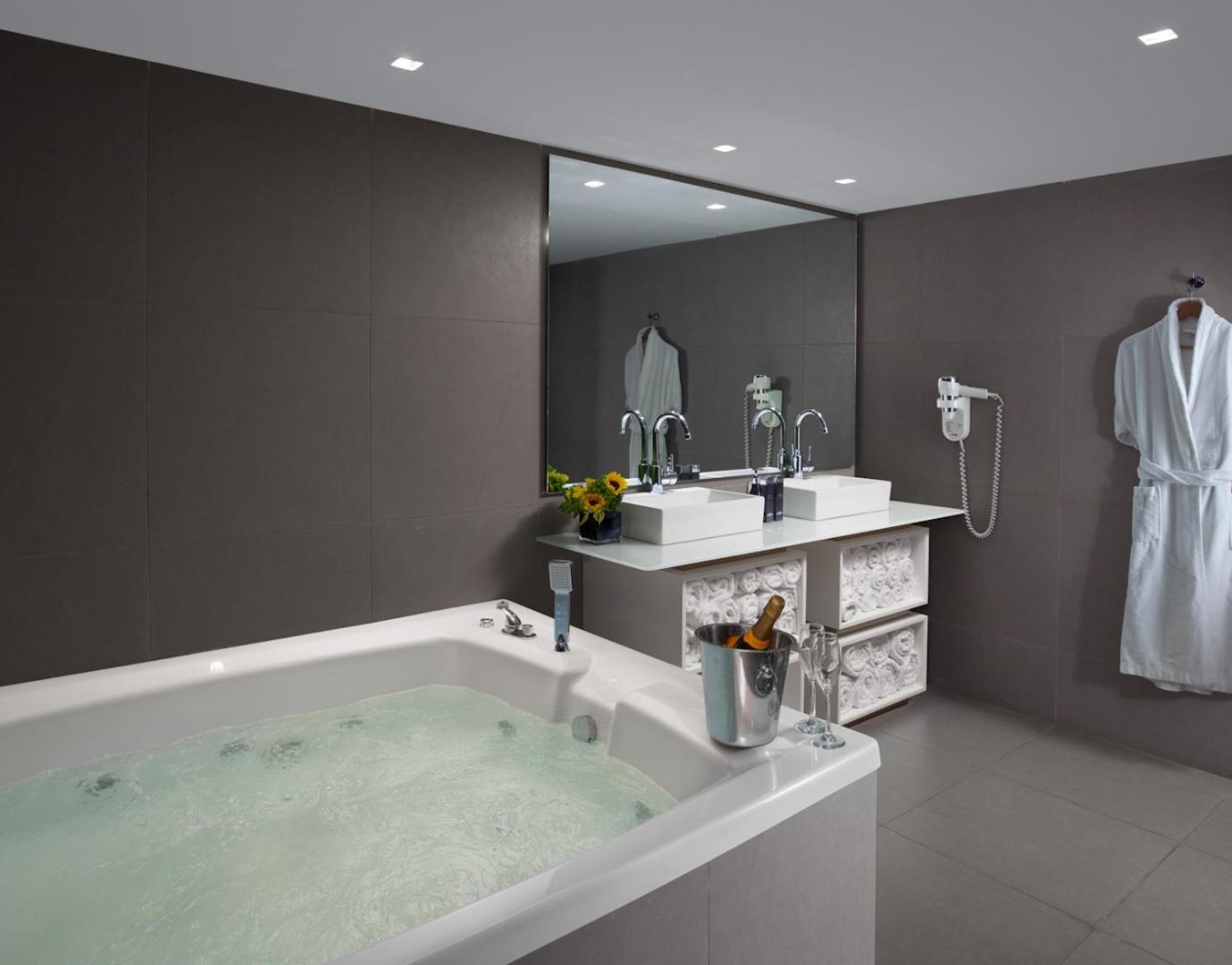 Business Apartment, Private Entrance via Staircase
