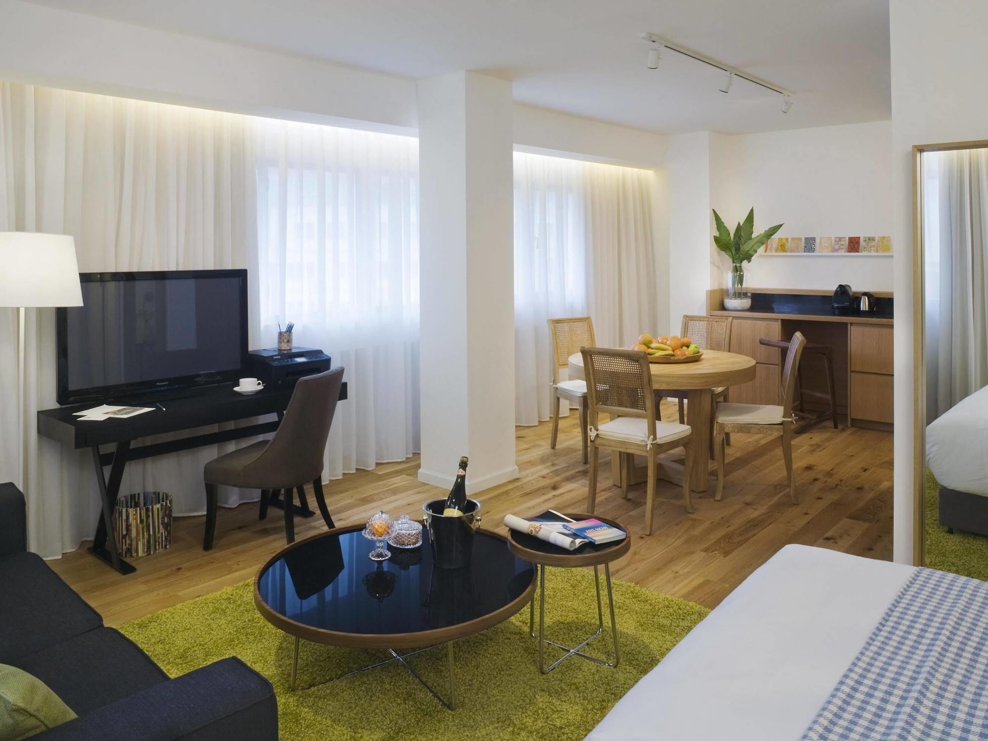 Executive Suite,1716806959:JPEG