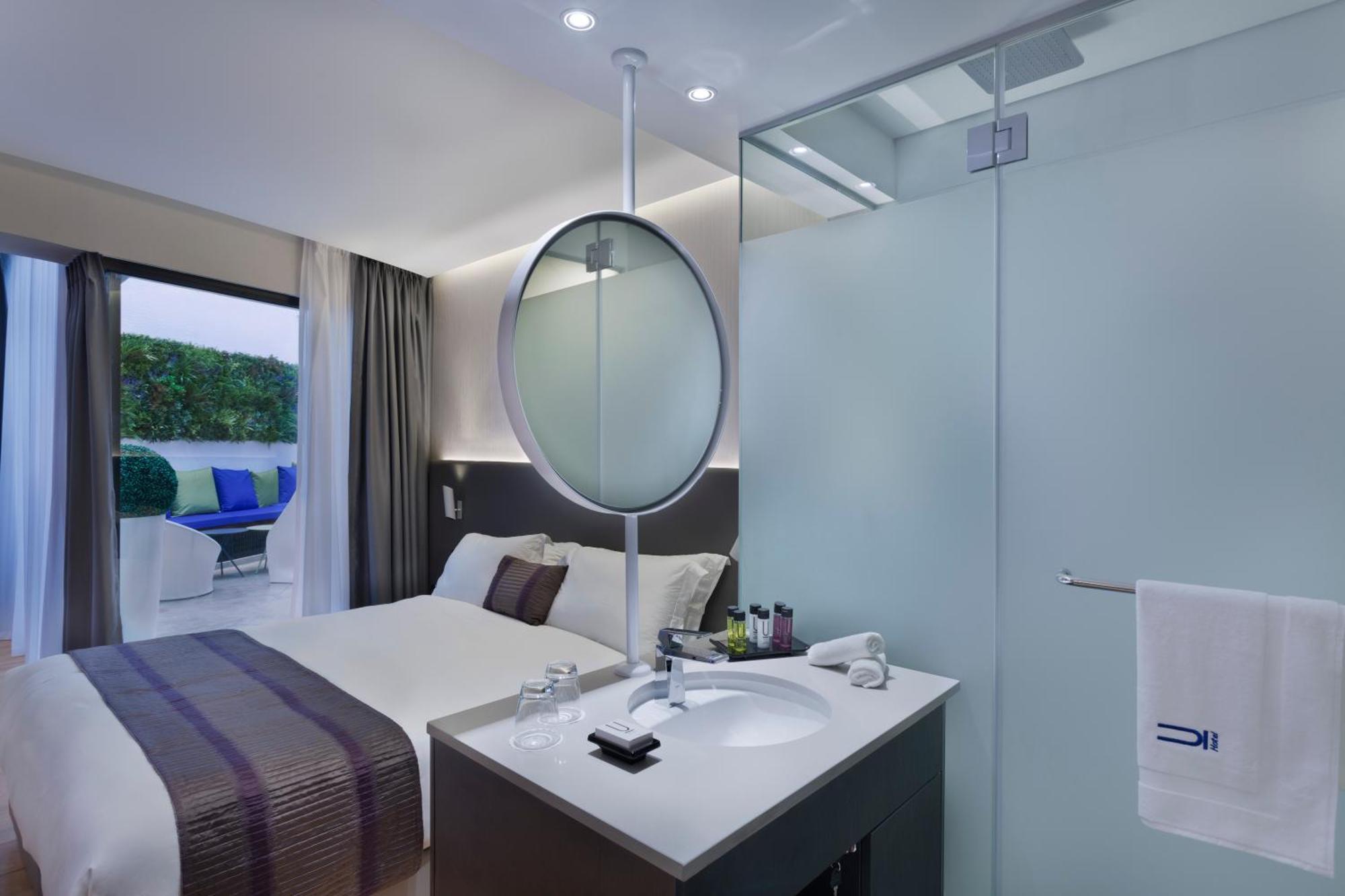 Quarto Superior com Cama de Casal ou 2 de Solteiro e Varanda Térrea de Uso Comum